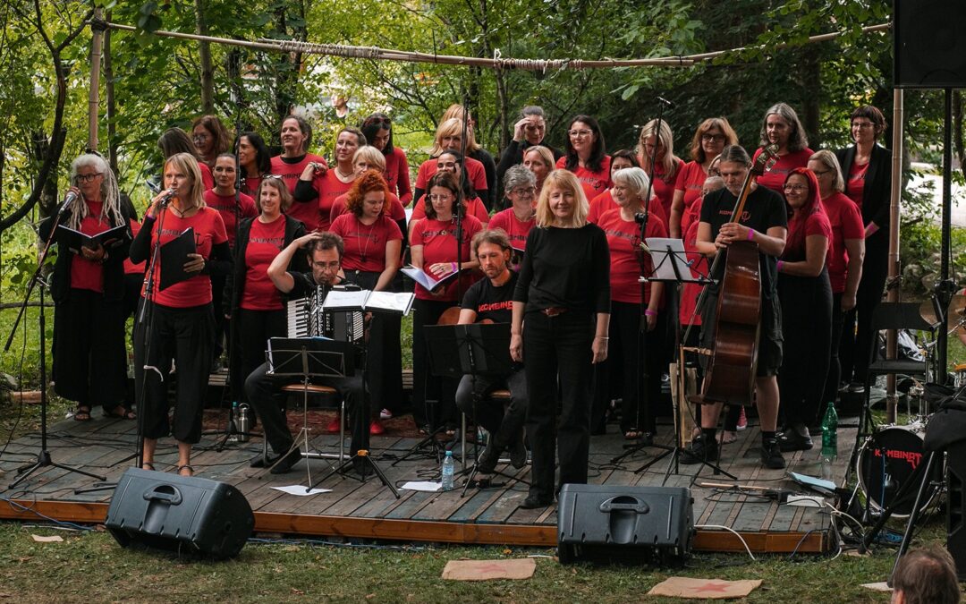 Ženski pevski zbor Kombinat: predstavitev albuma UPOR in pika.